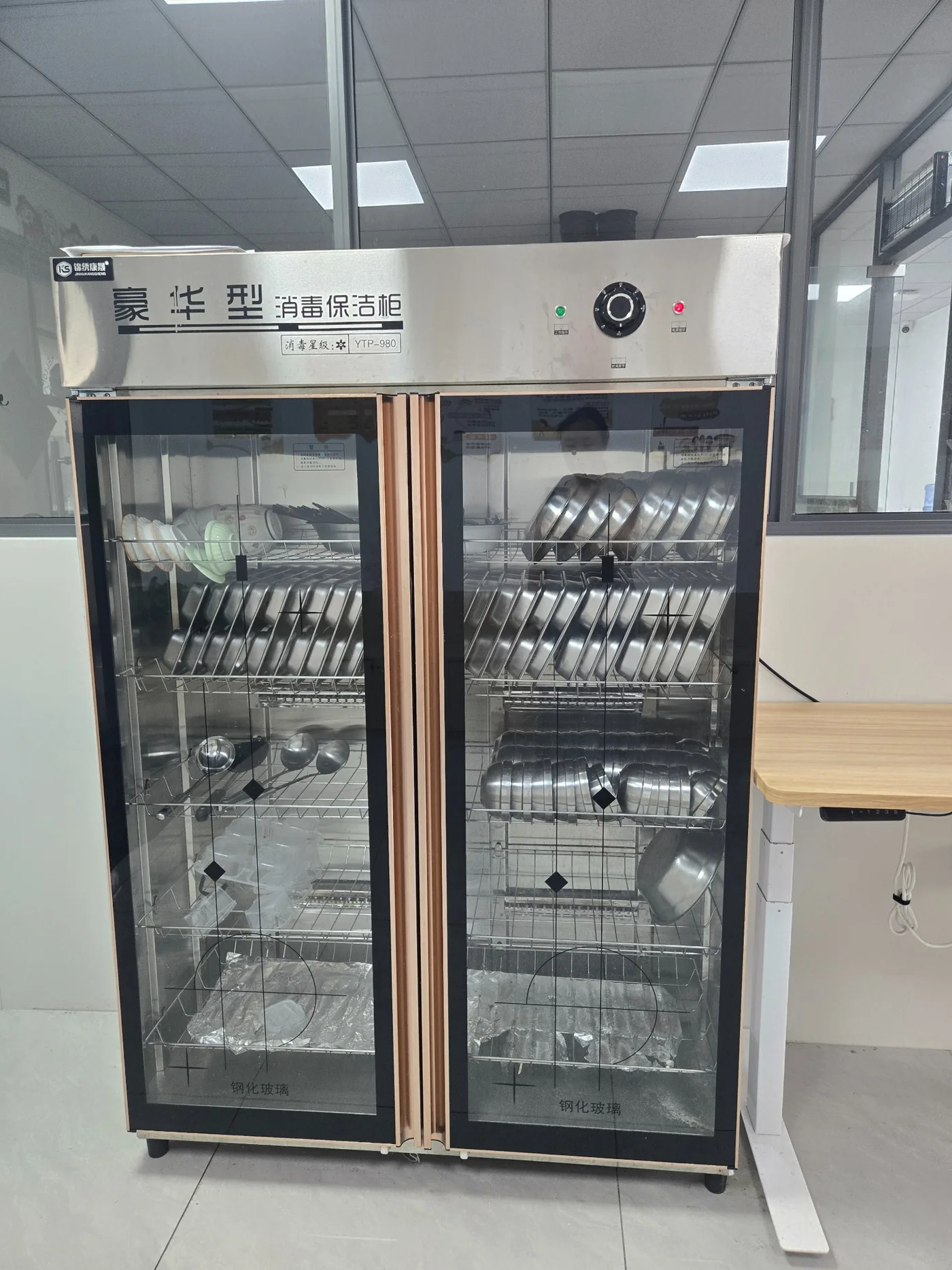 餐具分架摆放的消毒柜实景